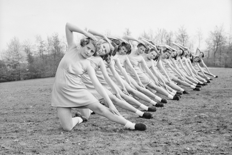 Евакуйовані британські школярки на уроці фізкультури, 19 квітня 1940 року.