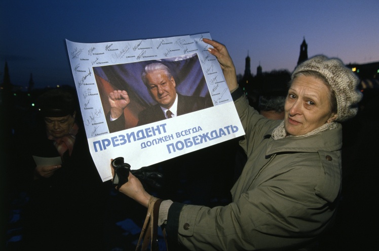 Сторонница Ельцина держит плакат в поддержку референдума по новой Конституции РФ, 21 апреля 1993 года.