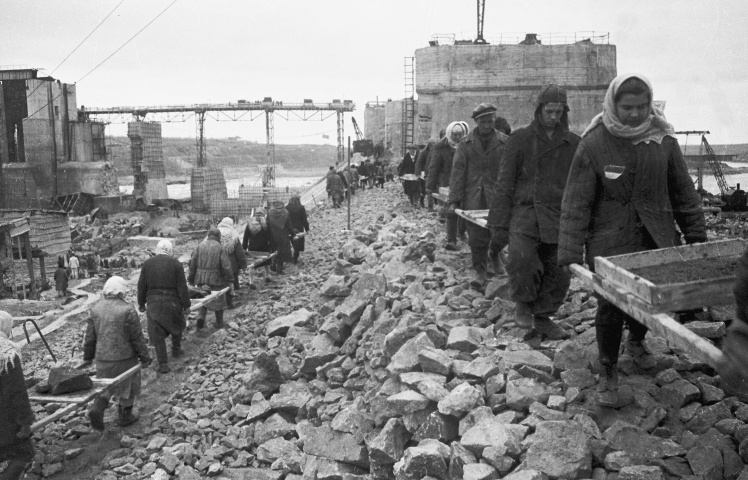 Колгоспники відновлюють дамбу ДніпроГЕСу, квітень 1945 року.