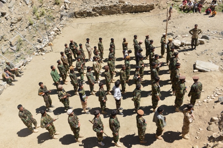 Бійці афганського руху спротиву талібам на військових навчаннях в районі Абдулла Хіл округу Дара в провінції Панджшер, 24 серпня 2021 року.
