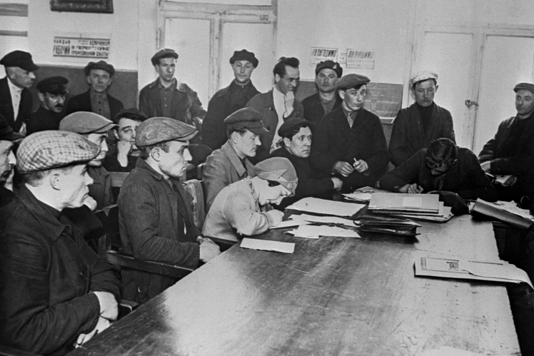 Участники конференции по вопросу награждения лучших ударников завода «Арсенал» в Киеве, 1929 год.
