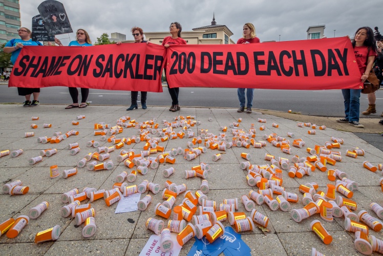Акція протесту перед штаб-квартирою Purdue Pharma в Стемфорді з плакатами «Ганьба сім'ї Саклер» і «200 смертей щодня», 12 вересня 2019 року.