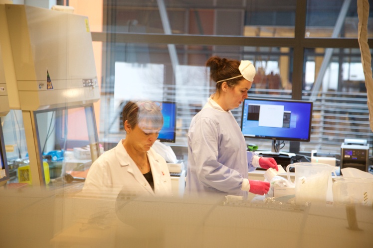 Лаборатория deCODE genetics, в которой обрабатывают тесты на коронавирус, апрель 2020 года.