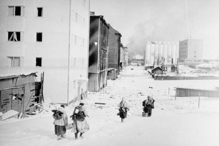 Finnish troops retreat from the city of Viipuri (Vyborg) after the signing of the peace treaty on March 13, 1940.