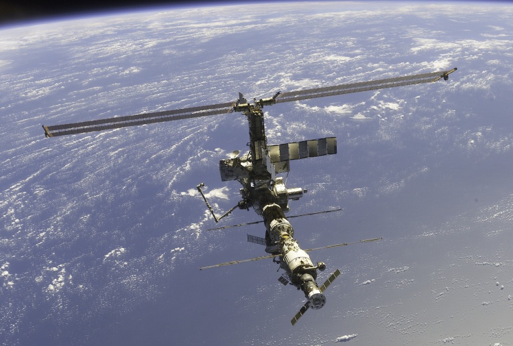 Фото МКС, зроблене з космічного шатла Atlantis. 17 квітня 2002 року.