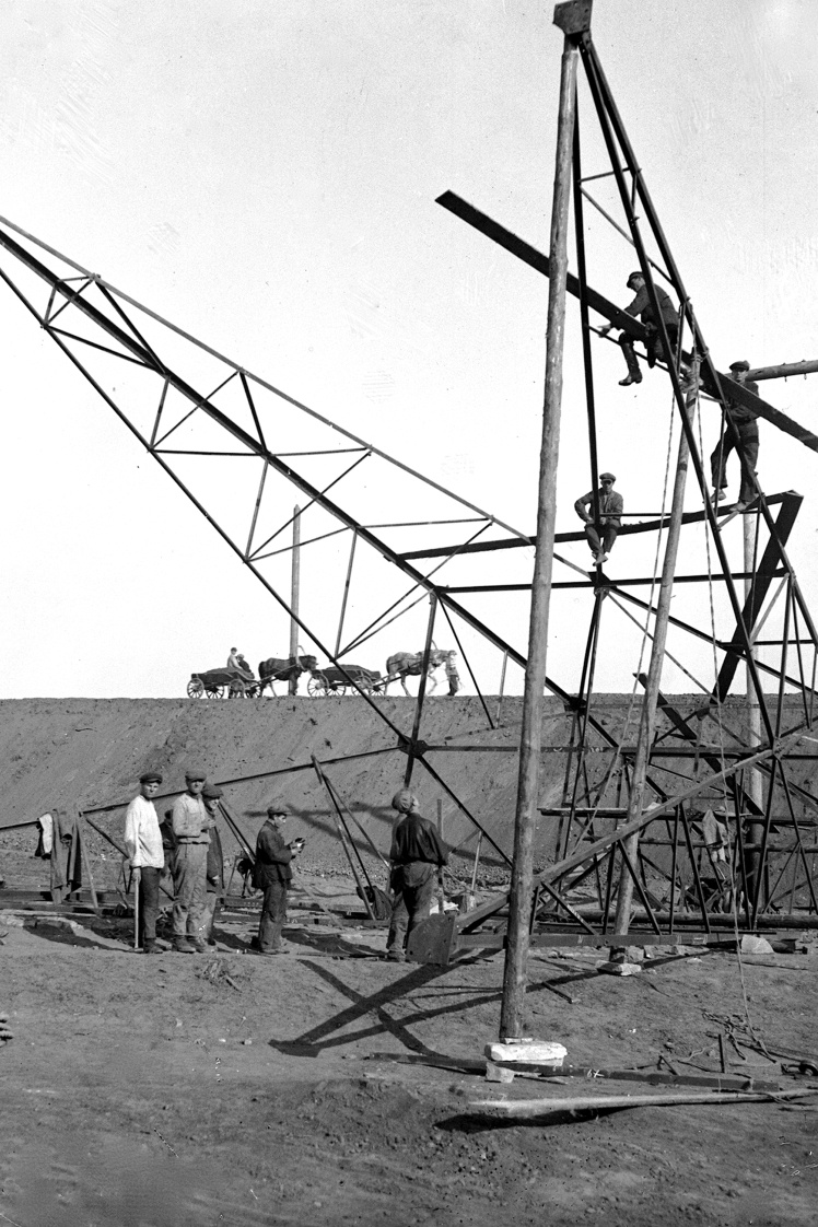 Збірка щогл для лінії електропередачі між Штерівською електростанцією і містом Сталіно (нині Донецьк), 1930 рік.