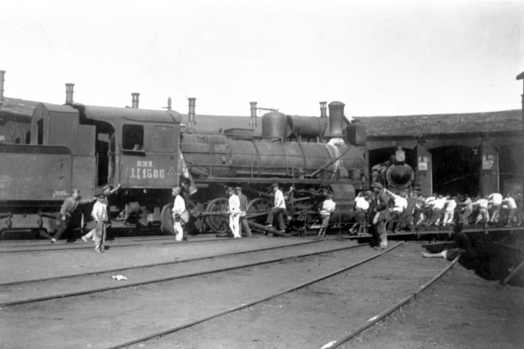 Воскресник по восстановлению железнодорожного транспорта в депо станции Мелитополь, 1920 год.