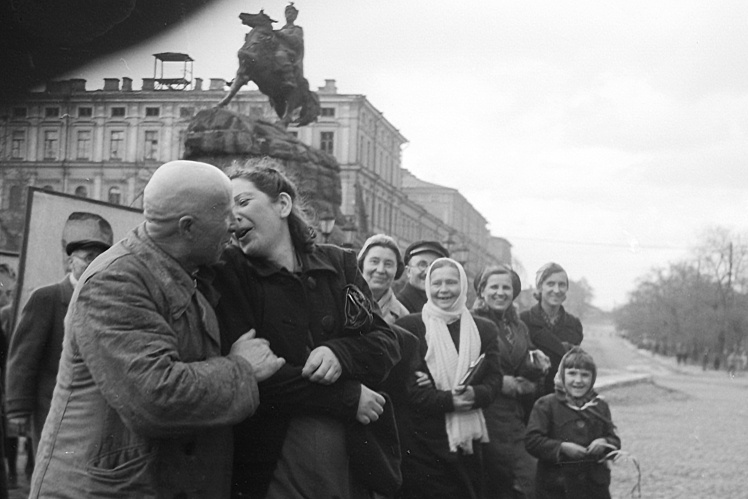 Демонстрація і військовий парад на площі Богдана Хмельницького (нині Софійська площа) в Києві на честь перемоги над Німеччиною у Другій світовій війні, 9 травня 1945 року.