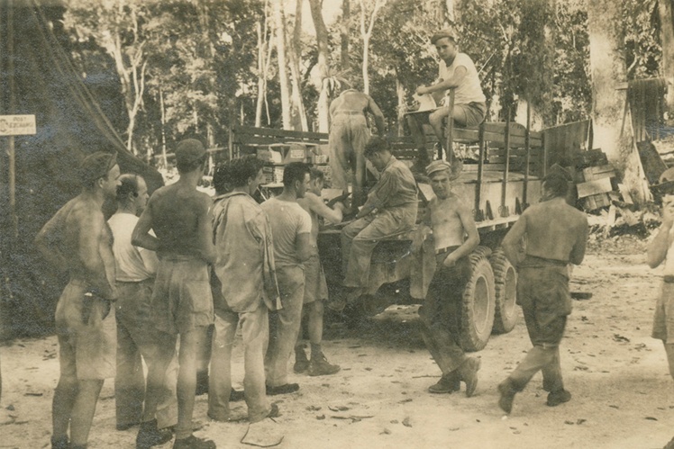Американські військові вишиковуються  в чергу за пивним пайком, 1944 рік.