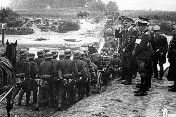 Адольф Гітлер спостерігає, як німецька армія переходить польський кордон, вересень 1939 року.