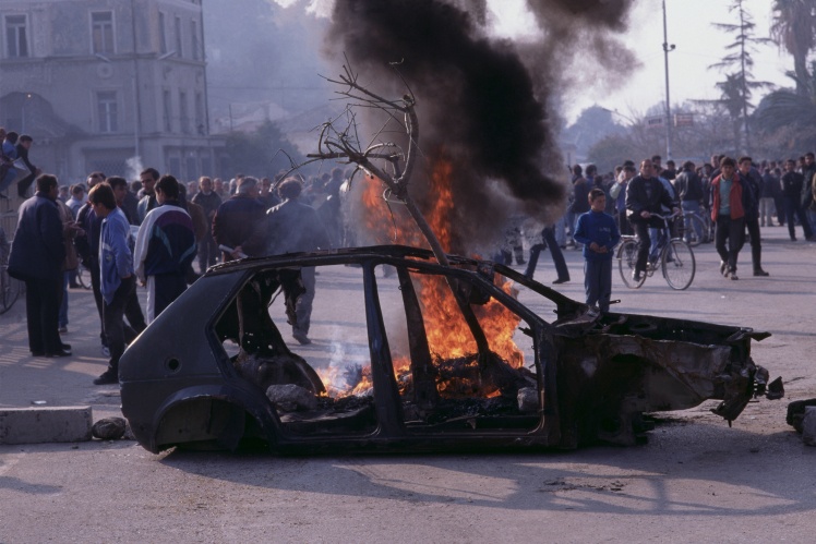 Машина, сожженная во время протестов вкладчиков финансовых пирамид в Тиране, январь 1997 года.