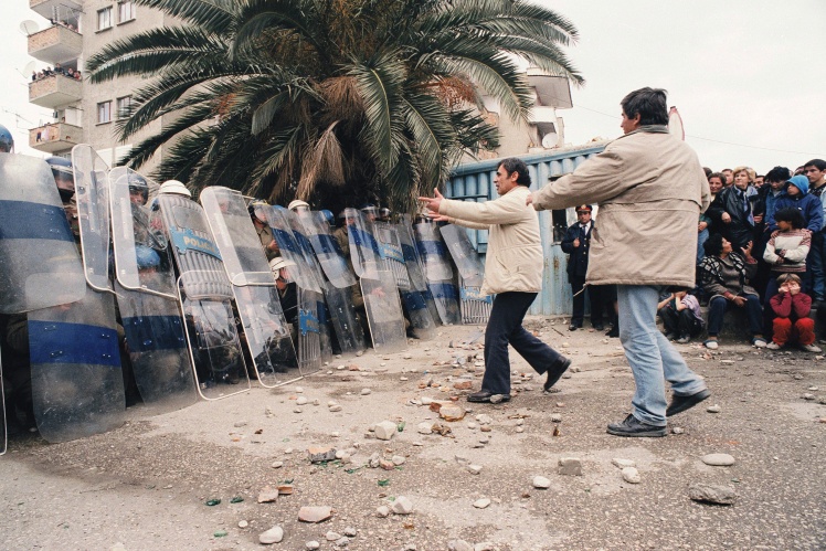 Столкновения вкладчиков финансовых пирамид с полицией во Влере, февраль 1997 года.