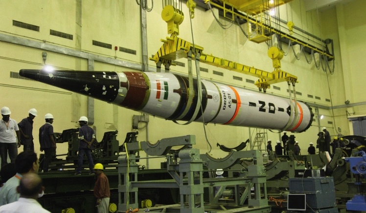 Индийская межконтинентальная баллистическая ракета Agni-5 с ядерным зарядом. Ракета весит 50 тонн,  длина — 17 м, ширина — 2 метра. Ее можно использовать как противоспутниковое оружие. Остров Уилер, Одиша, Индия.