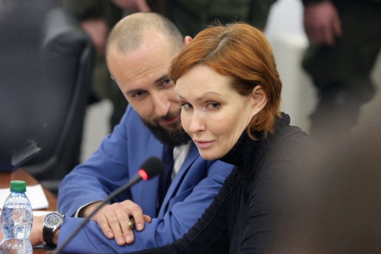 Юлия Кузьменко и ее адвокат Тарас Безпалый во время заседания Киевского апелляционного суда, 14 февраля 2020 года.