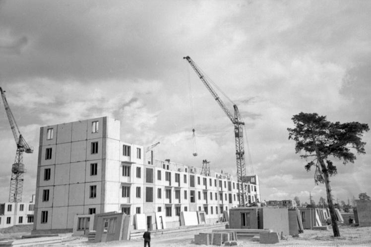 Будівництво панельних будинків на Ленінградській площі (тепер Дарницька площа) в Києві, вересень 1959 року.