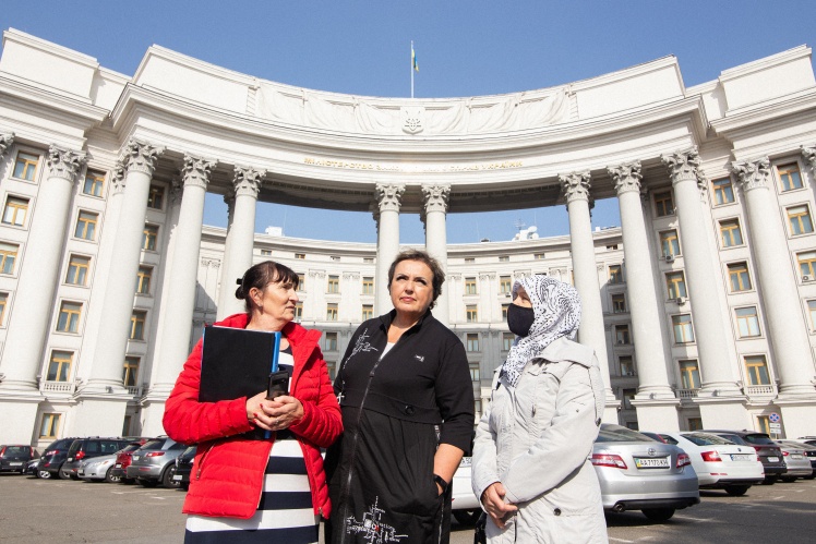 Фатима Бойко, Анжелика Добровольская и сестра еще одной удерживаемой в «Аль-Холь» украинки ждут встречи с сотрудниками Министерства иностранных дел.