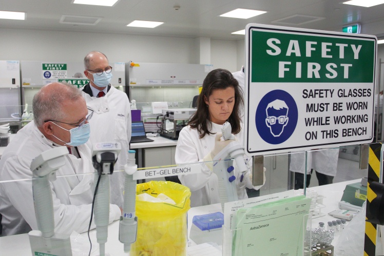 Премьер-министр Австралии Скотт Моррисон встречается с руководителем группы специалистов лаборатории AstraZeneca в Сиднее, где готовятся производить вакцину от коронавируса после успешных испытаний, 19 августа 2020 года.