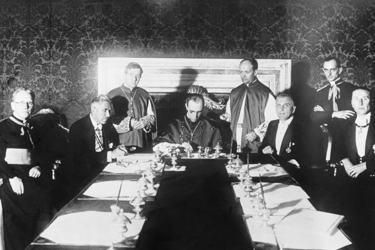 Eugenio Pacelli signs an agreement between the Vatican and Germany on May 25, 1933.