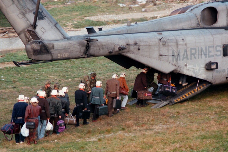 Американские морские пехотинцы эвакуируют сотрудников посольства США в Тиране, 15 марта 1997 года.