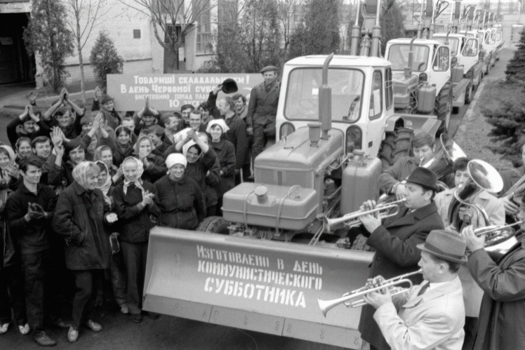 Робочі Київського машинобудівного заводу «Червоний екскаватор» випустили в день Всесоюзного комуністичного суботника 10 екскаваторів, 20 квітня 1974 року.