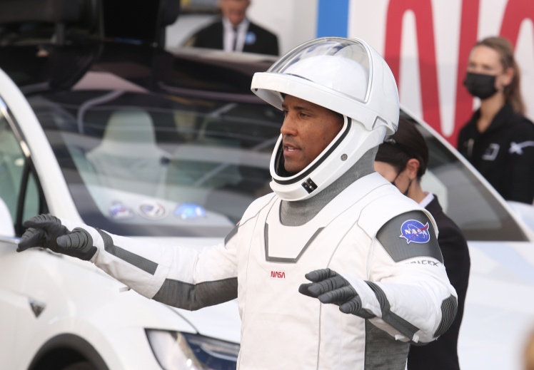 Учасник місії Віктор Гловер, який стане першим темношкірим членом екіпажу МКС, 15 листопада 2020 року.