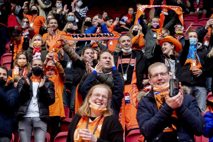 Шанувальники збірної Нідерландів під час відбіркового матчу Чемпіонату світу з футболу. Збірна Нідерландів грала з латвійською командою, Амстердам, Нідерланди, 27 березня 2021 року.