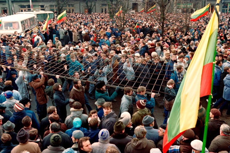 Литовці зводять барикади перед будівлею парламенту у Вільнюсі, 13 січня 1991 року.