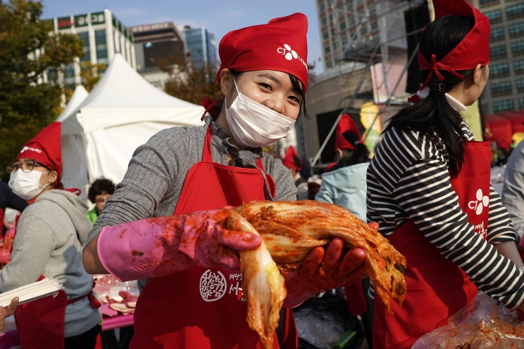 Участница фестиваля кимчи в Сеуле, 3 ноября 2017 года.