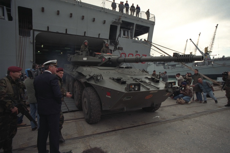 Выгрузка бронетехники военной миссии ООН в порту Дурреса, 15 апреля 1997 года.