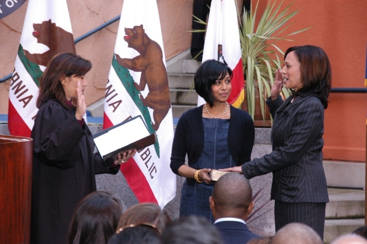Генеральный прокурор штата Калифорния Камала Харрис приносит присягу после избрания на второй срок, 6 января 2011 года.