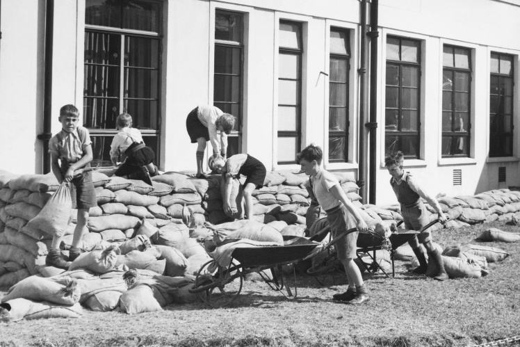 Хлопчики допомагають обкладати мішками з піском лікарню в Лондоні, 1939 рік.