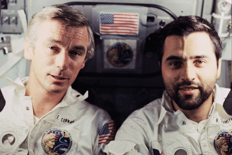 Гаррісон Шмітт став першим професійним геологом серед астронавтів-науковців, він замінив дублера пілота модуля в останній момент. На фото: Харрісон Шмітт (праворуч) із Юджином Сернаном під час польоту місії «Аполлон-17», 1972 рік.
