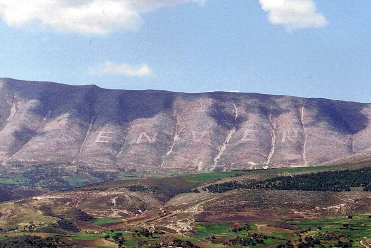 Имя Энвера Ходжи, написанное на горе Шпирагу, 1995 год.