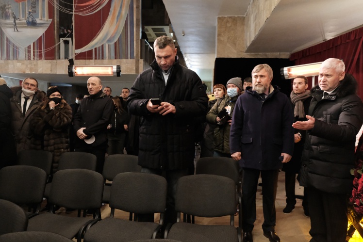 На церемонию приехал и мэр Киева Виталий Кличко. Рядом с ним — Вадим Новинский и Игорь Терехов.