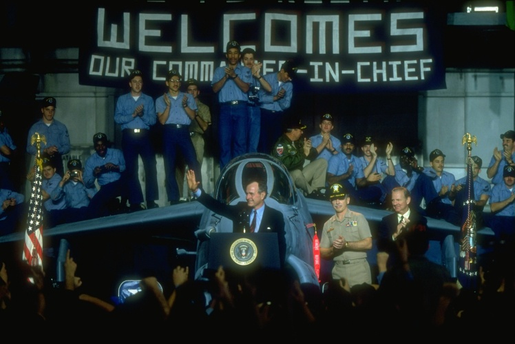 Президент США Джордж Буш дает пресс-конференцию в окружении американских военных моряков перед началом переговоров с Горбачевым на Мальте, 1 декабря 1989 года.