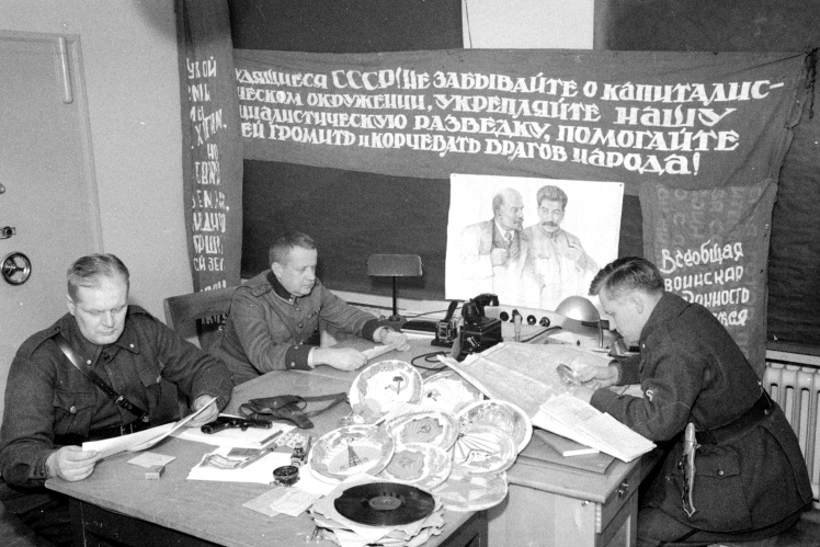 Finnish military analysts study captured Soviet trophies, January 3, 1940.