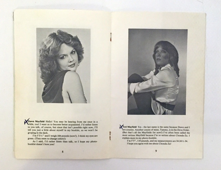 Розворот брошурки з інформацією про жінок.