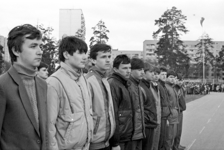 Проводи призовників до армії в парку «Партизанська слава» в Дарницькому районі Києва, травень 1988 року.