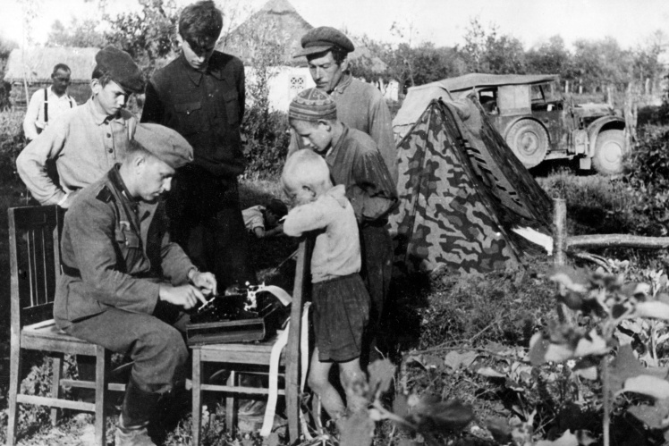 Німецький офіцер в оточенні дітей в окупованому українському селі, серпень 1941 року.