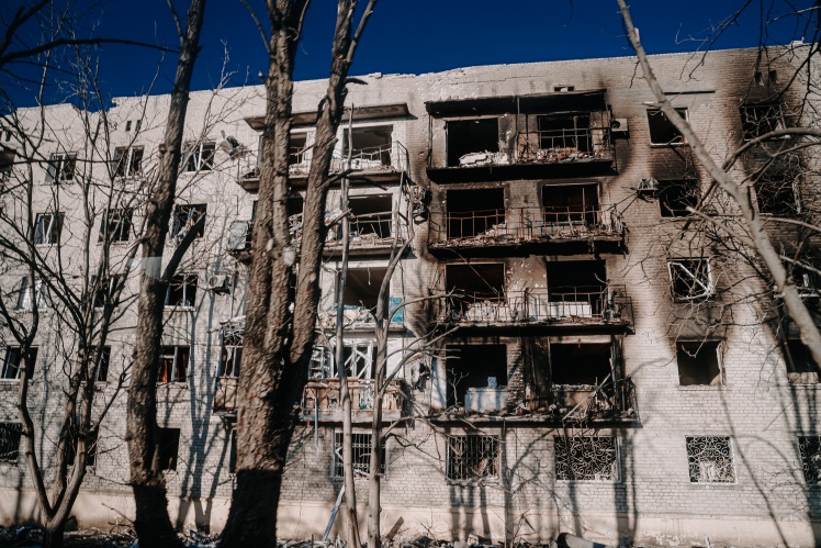 Види на сильно пошкоджену будівлю у місті Волноваха -  одному з міст, які найбільше постраждали від росіян