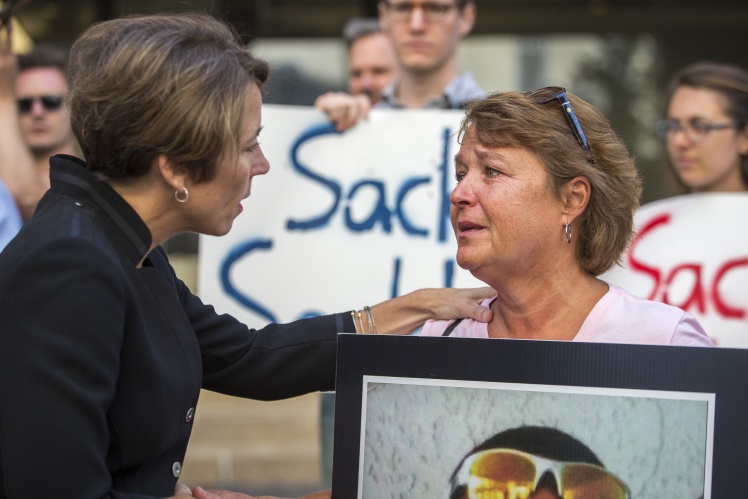 Генеральний прокурор штату Массачусетс Маура Гейлі (ліворуч) спілкується з родичами жертв передозування опіоїдами, які зібралися біля Верховного суду округу Саффолк у Бостоні, 2 серпня 2019 року.