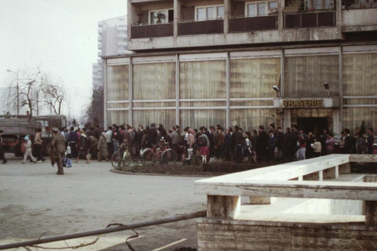 The line for vegetable oil in Bucharest, 1986.