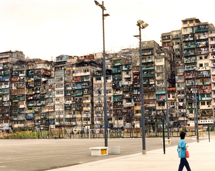 Один из самых известных трущобных кварталов Гонконга — Коулун. Реальная власть здесь была только у мафиозных кланов.