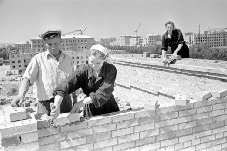 Будівництво будинку Першотравневого житлового масиву в Києві, червень 1959 року.