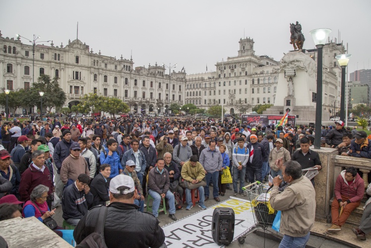 Демонстрация в поддержку президента Мартина Вискарры и его решения о роспуске Национального конгресса, Лима, 3 октября 2019 года.