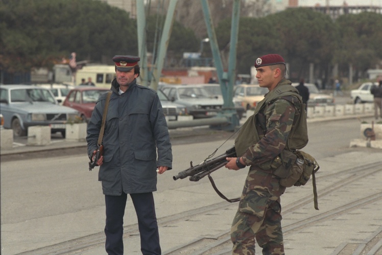 Албанский полицейский и миротворец ООН в Дурресе — втором по количеству населения городе Албании, 15 апреля 1997 года.