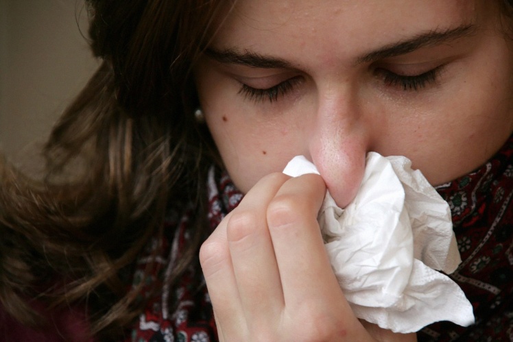 Девушка во время эпидемии гриппа в Тернополе, 28 октября 2009 года.