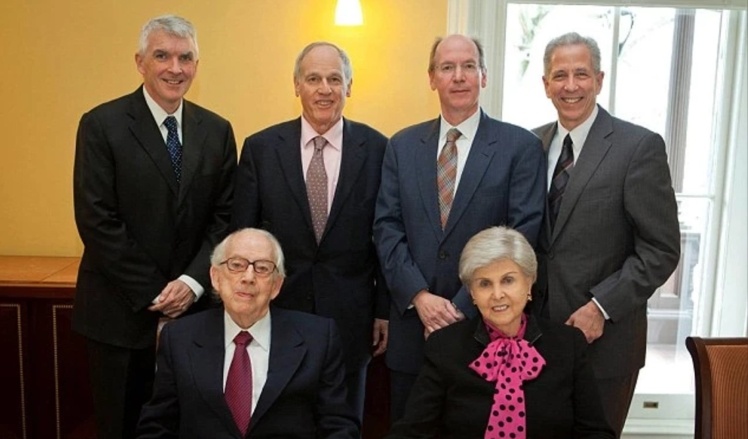 Члени родини Саклер; на фото один із трьох братів, які заснували фармакологічну імперію — Реймонд (сидить ліворуч), середина 2010-х.