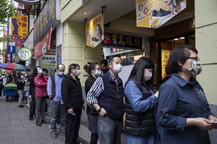 Тайванці стоять у черзі за масками, Тайбей, 18 березня 2020 року.