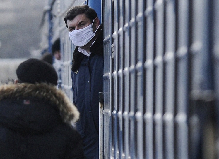 Провідник у марлевій повʼязці перед відправленням поїзда Севастополь — Київ, 14 грудня 2009 року.